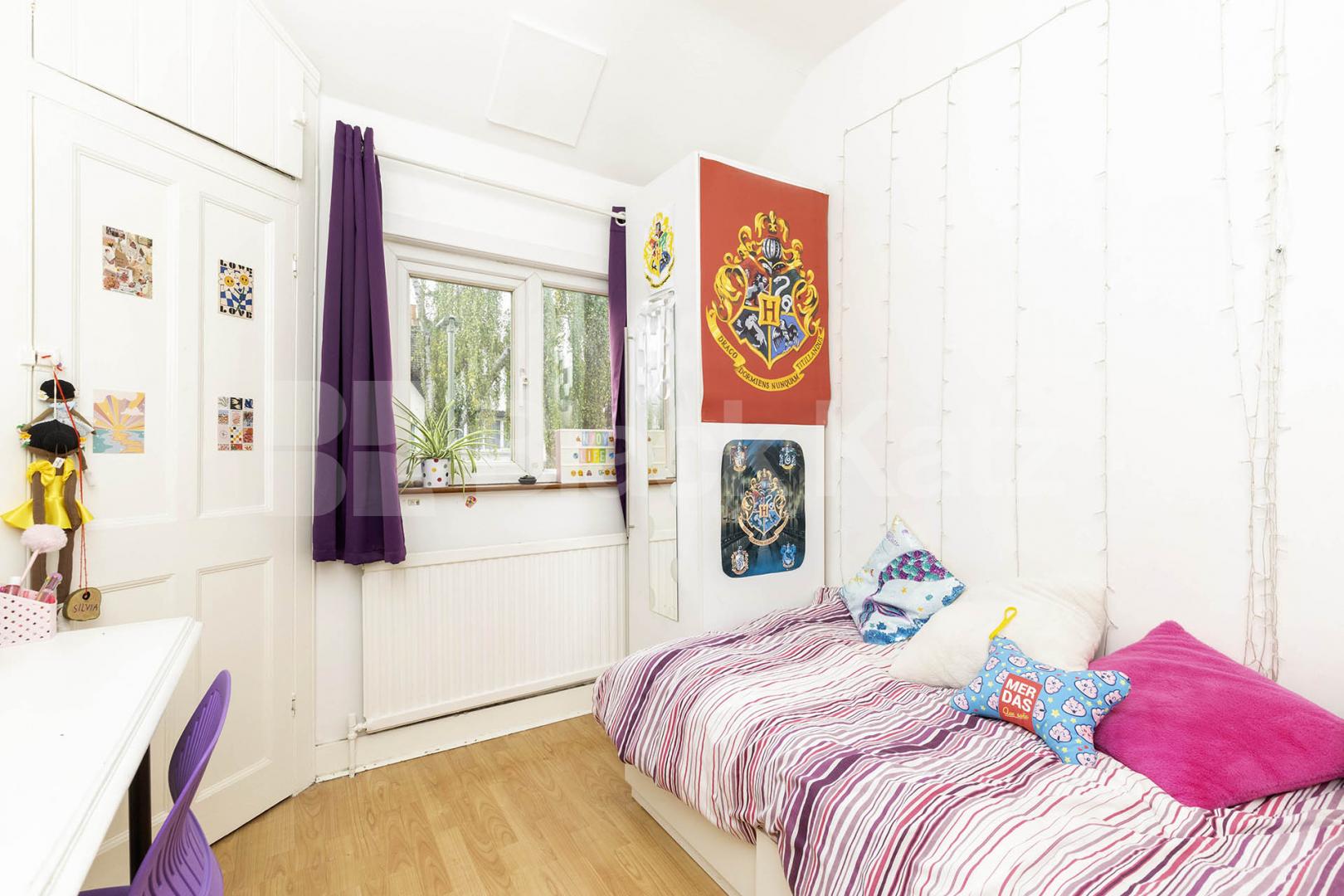 Large three bedroom split level house with garden mins to tube & shops!  Fairlawn Ave, East Finchley